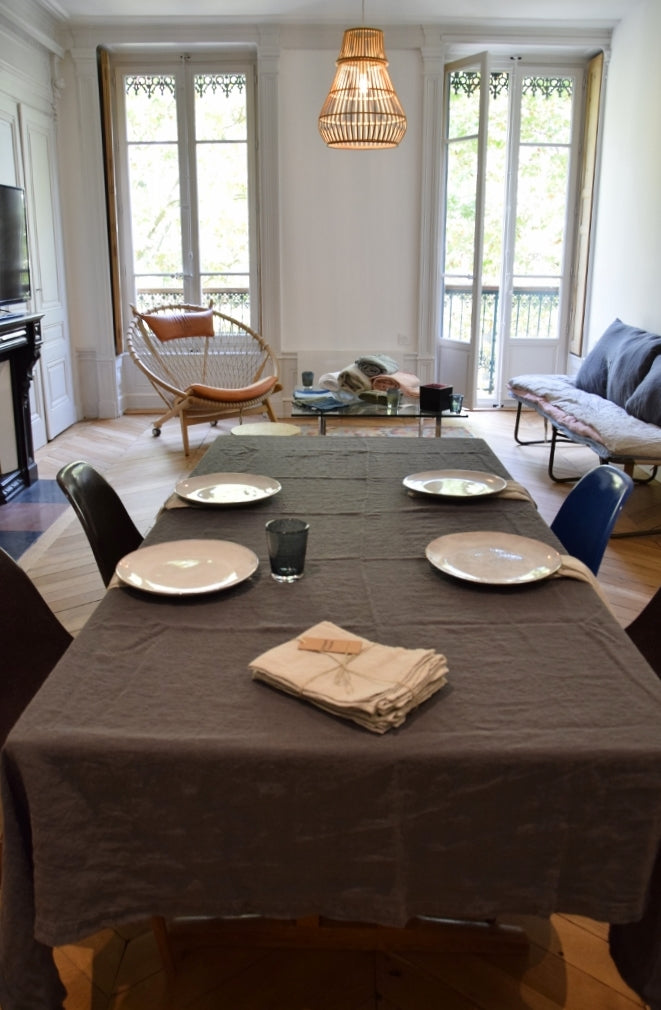 フランスのアパートメントのインテリア、フレンチリネンのテーブルコーディネート